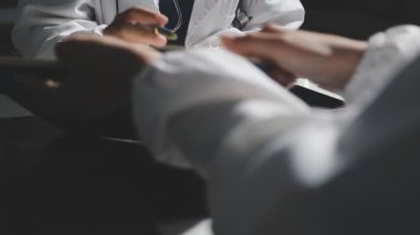 Ofiste dizüstü bilgisayarla çalışan genç bir kadın.