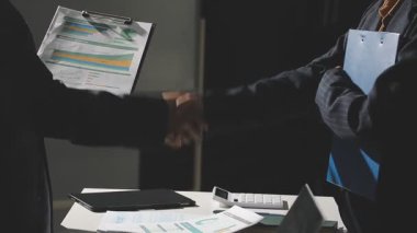 Modern bir ofiste iş adamlarının el sıkışması. iş konsepti