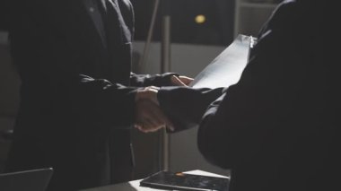 Gece ofisinde dizüstü bilgisayarla çalışan bir iş adamı..