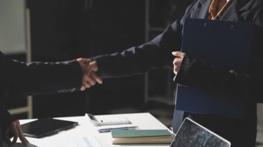 Ofiste el sıkışan işadamları, orijinal fotoset