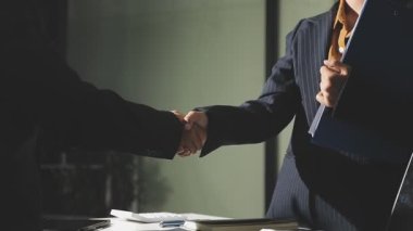 Toplantıda iş adamları el sıkışıyor