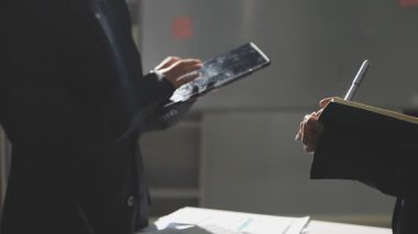 tablet bilgisayar tutan işadamı