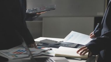 Belge üzerinde çalışan işadamı