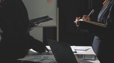 Modern ofisinde çalışan iş takım