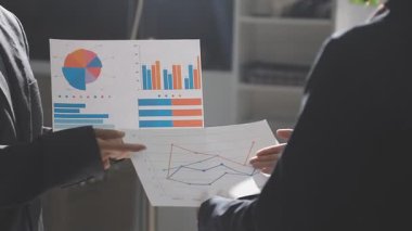 İş kadını verileri analiz ediyor