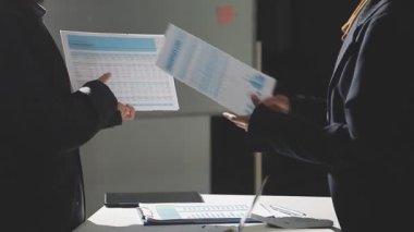 İş adamları ofiste tartışıyor