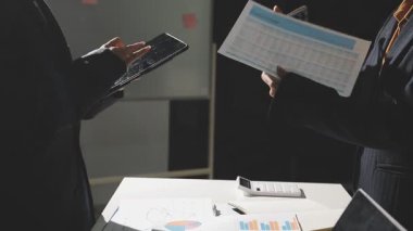 İşadamı ve iş kadını ofiste birlikte çalışıyorlar.