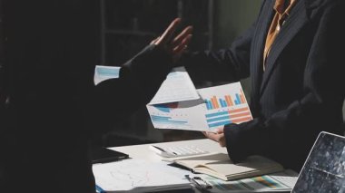 İş adamları ofis odasında bir belgeyi tartışıyorlar