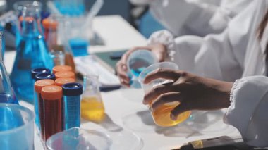 Test tüplü laboratuar asistanı