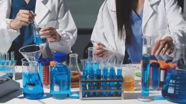 yakın plan - kadın bilim adamının laboratuvar testi ile çalışması