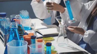 Laboratuvarda test tüpüyle çalışan kadın bilim adamı.