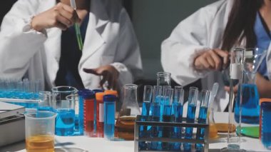 Laboratuvarda birlikte çalışan bir grup bilim adamının yakın görüntüsü.