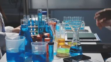 Laboratuvar asistanı bir kimya laboratuvarında çalışıyor.