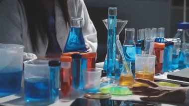 Laboratuvarda deney tüpüyle çalışan bir grup bilim adamı. laboratuvar testi.