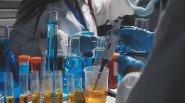 Laboratuarda test tüpleri sıvı ile tutan bilim adamı