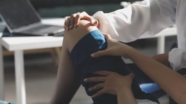 Doktor hastayı hastanede muayene ediyor..