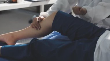 Doktor hasta odasındaydı.