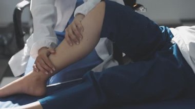 Kadın hasta kanepede yatıyor.