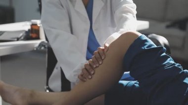 Kadın klinikte masaj masasında yatıyor.