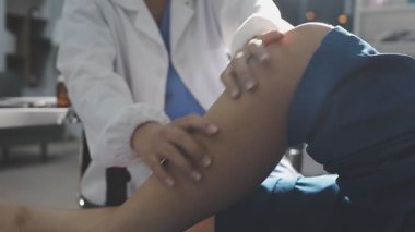 Genç adam kadın doktoru hastanede ziyaret ediyor.