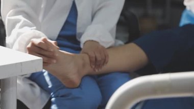 Hastanedeki hastayı muayene eden doktor.