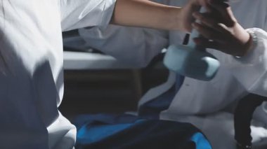 Spor salonunda el ele tutuşan kadın eli, sağlıklı bir yaşam tarzı.