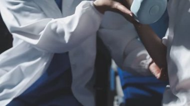 Beyaz steteskop tutan genç bayan doktor, yakın çekim..