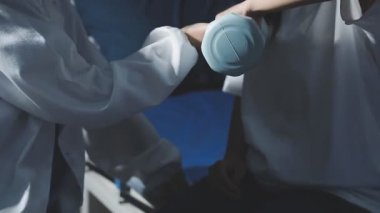 Üniformalı kadın doktoru ve steteskoplu beyaz eldivenli hastayı hastaneye kapatın.