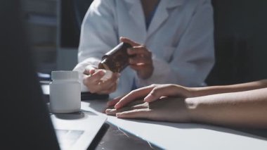 kadın doktor hap ile