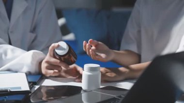 Doktorlar ve tıbbi ekip hastanede. Kapatın.