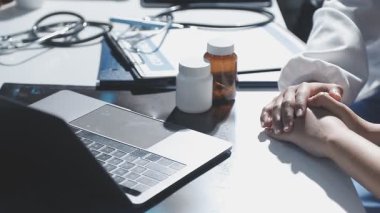 Elleri hastanede olan kadın doktoru kapatın.