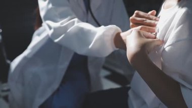 Doktor hastaya ilaç veriyor.