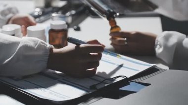 Doktor ellerinin hastanın muayenehanesinde not almasına yakın çekim. Sağlık ve Tıp Konsepti.