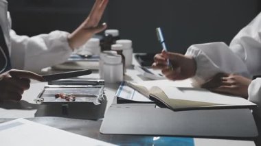 Genç adam modern bir ofiste notlar yazıyor..