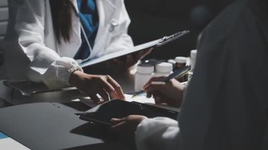 Kapat. Doktor hastanede çalışıyor..