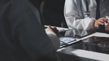 Modern ofiste çalışan genç bir kadın doktor..