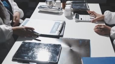 Doktorun elinde tıbbi bir tablet tutarken yakın plan.