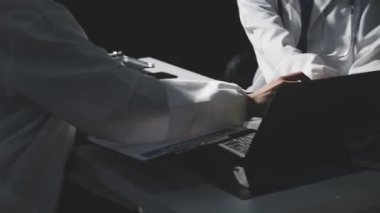 Steteskoplu bir doktor.