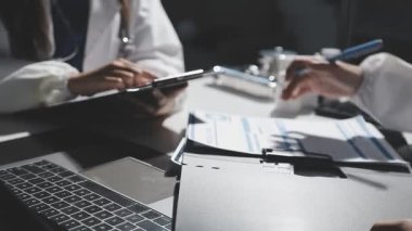 genç bir kadın doktor holding hapları