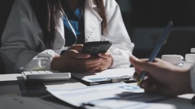 dijital tablet kullanan doktor