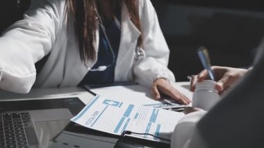 Doktor, hastanın röntgenini çekiyor.