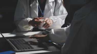 ofiste çalışan doktor
