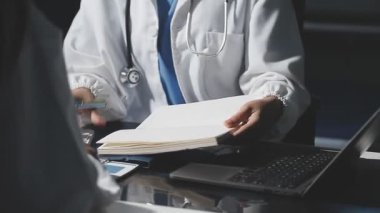 Doktor hastanede tablet bilgisayarla çalışıyor..