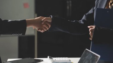 İş adamları ve iş adamları el sıkışıyor.