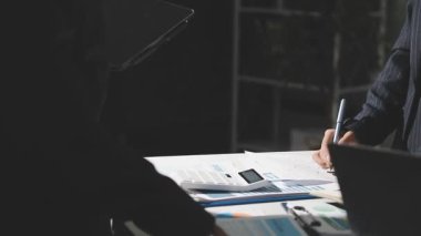 Ofiste çalışan takım elbiseli iş adamı