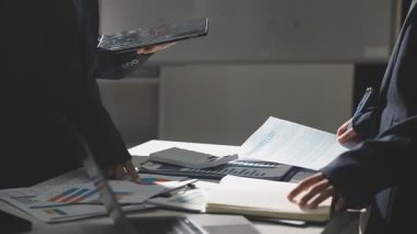 Ofiste çalışan iş adamları