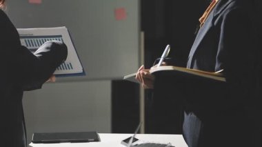 İş adamı toplantıda iş ekibiyle tartışıyor