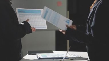 Ofiste çalışan iş adamları.