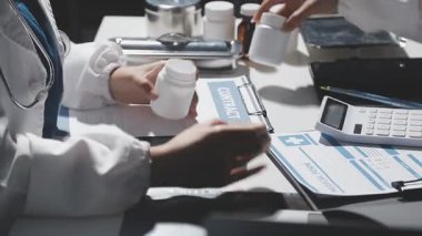 İş ekibi masadaki mali belgeleri tartışıyor