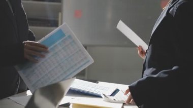 Ofiste belgelerle çalışan bir işadamı.